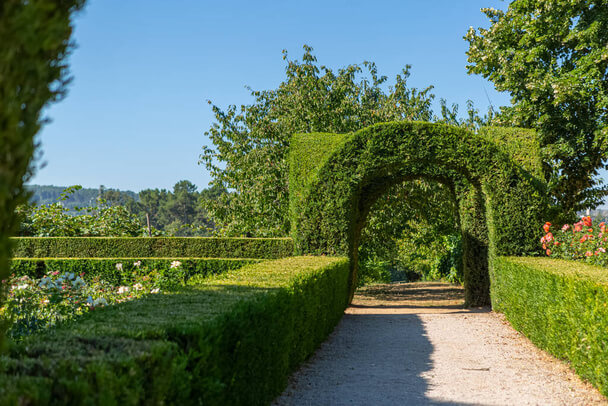 A klasszikus kertek stílusa: Egy megidézett elegancia