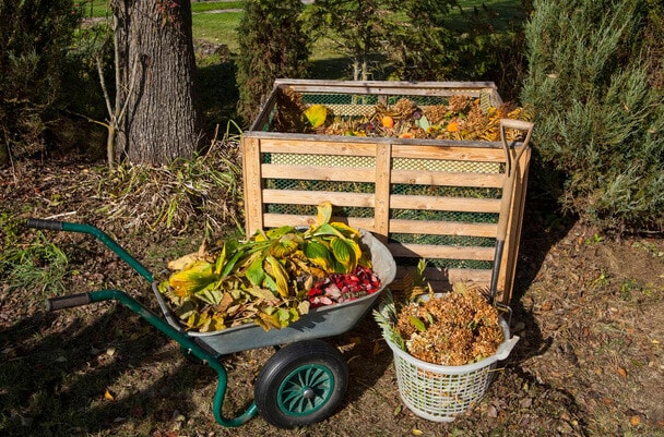 Komposztálás házilag: Hogyan készítsünk komposztot saját kertünkben?